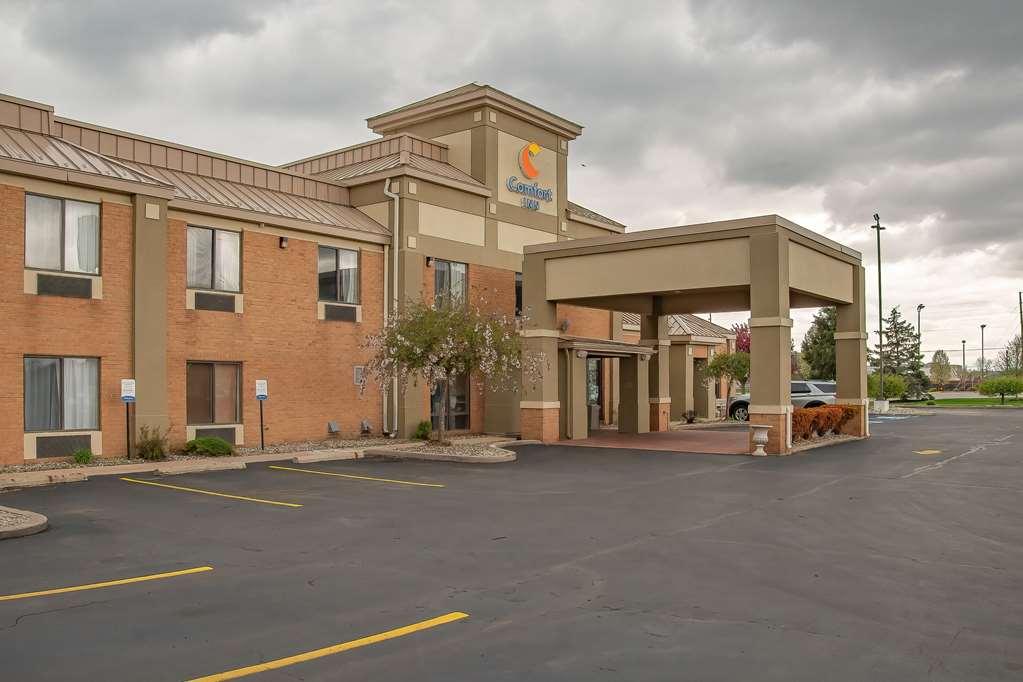 Comfort Inn Huntington Near University Buitenkant foto