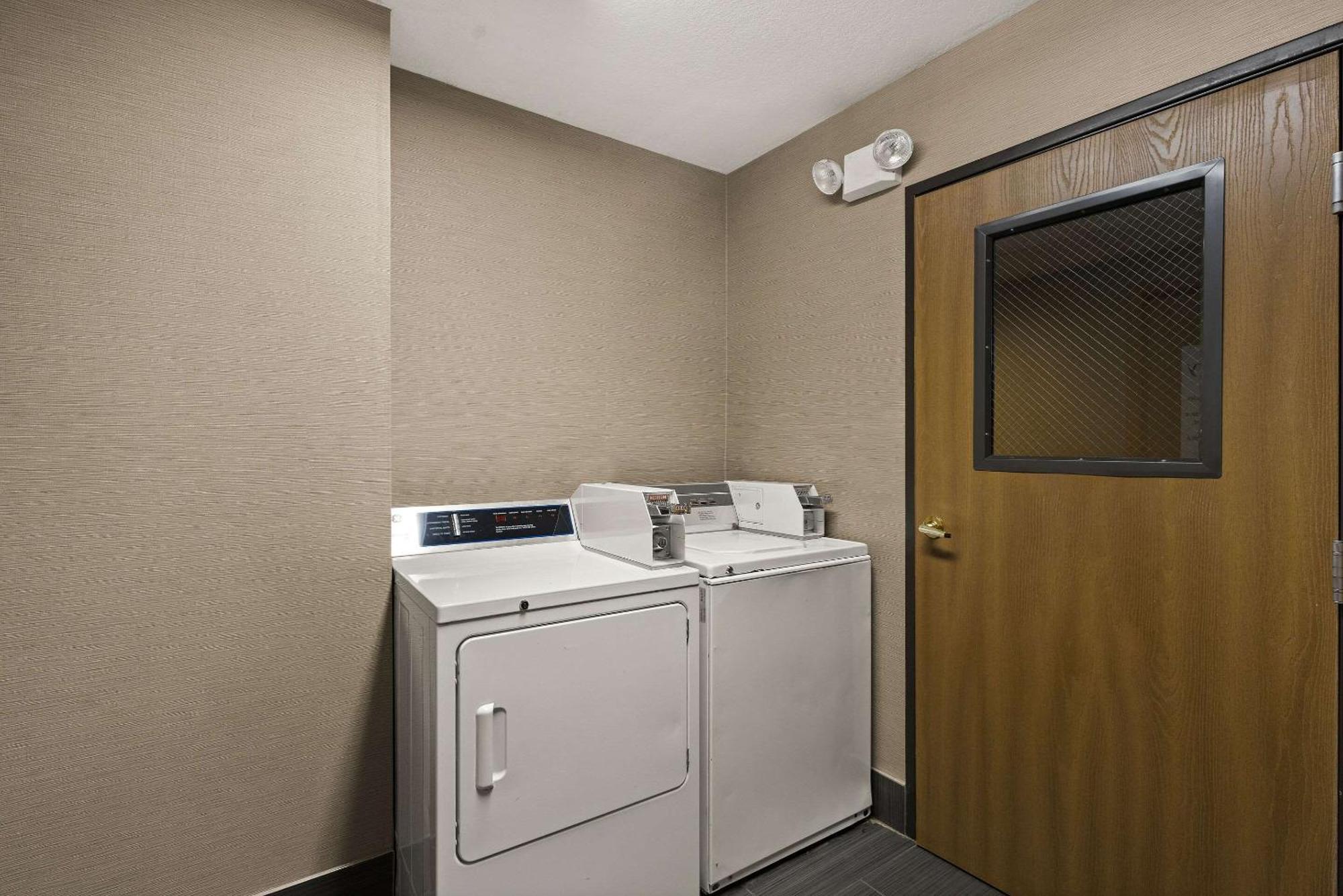 Comfort Inn Huntington Near University Buitenkant foto